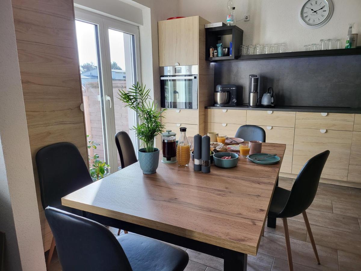 Modernes Behagliches Haus Mit Kamin, Terrasse Und Garten Magdeburg Eksteriør bilde